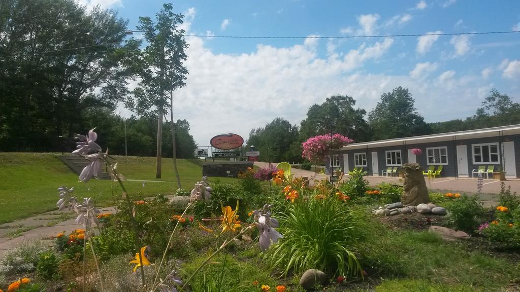 Cornerstone Motel Chéticamp エクステリア 写真
